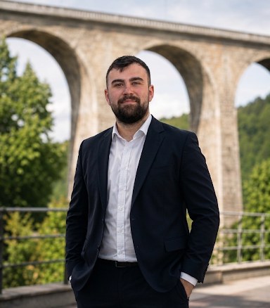 Mario Pilotta, Inhaber von Pilotta IT System Integration, vor dem Altenbekener Viadukt